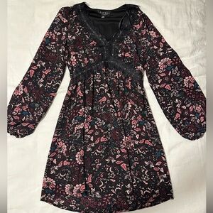 Laundry brand fall dress with lace detail and bell sleeves, size XS.